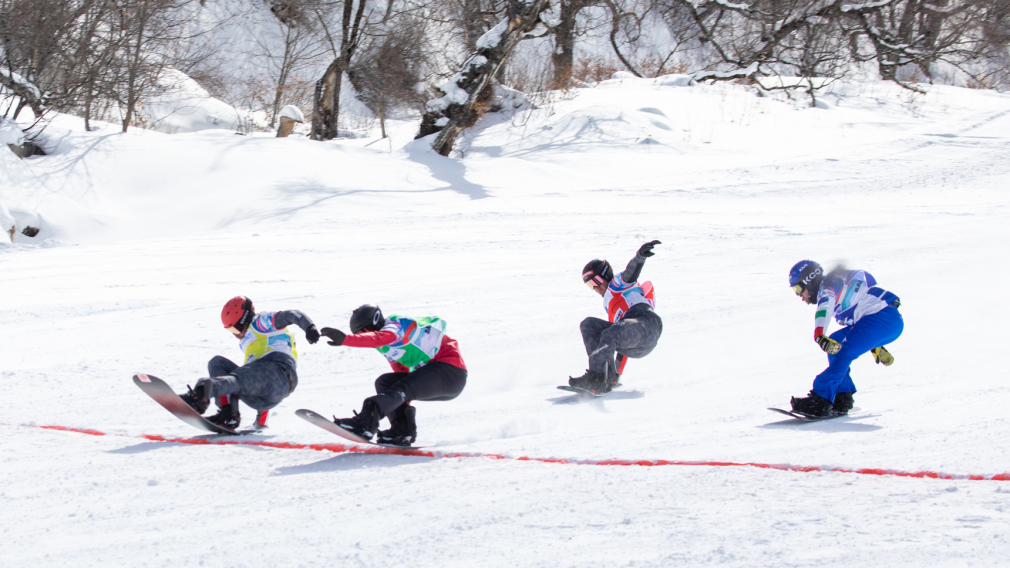Eliot Grondin remporte sa première course de Coupe du monde de snowboard cross en carrière