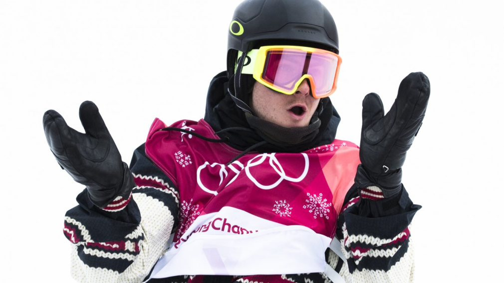 Un snowboardeur applaudit après une prestation