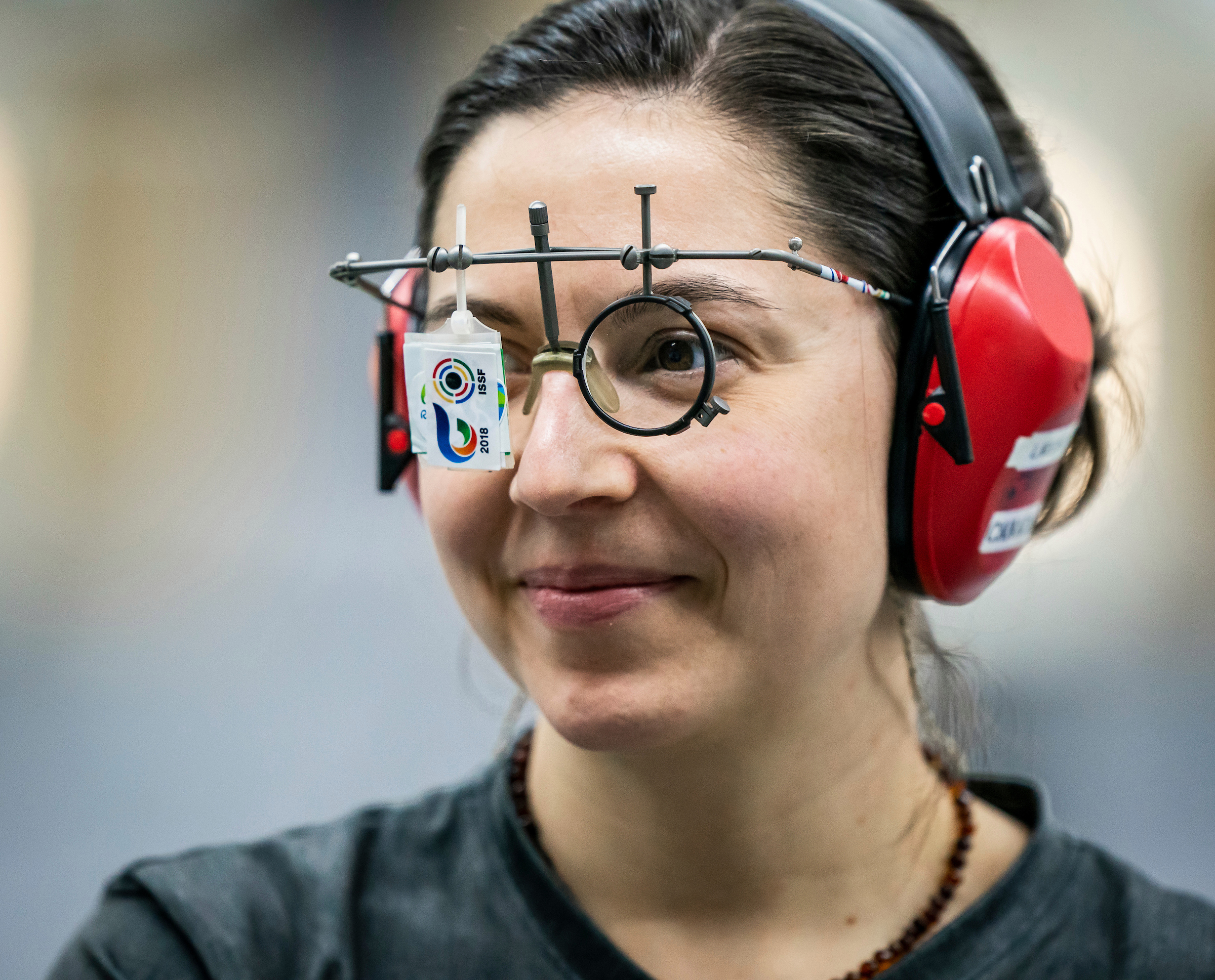 Lynda Kiejko en gros plan porte ses lunette de tir.