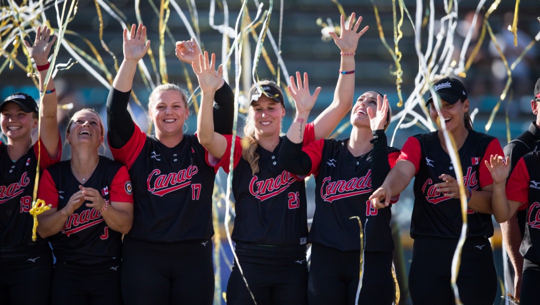 Équipe Canada - Emma Entzminger, Erika Polidori, Sara Groenewegen, Larissa Franklin, Danielle Lawrie, Eujenna Caira - softball