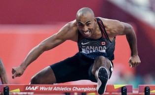 Damian Warner cours le 110 m haies du décathlon au Championnnats du monde d'athlétisme 2019.