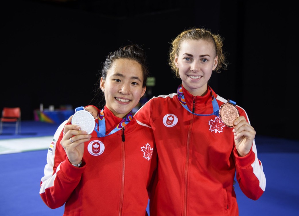 Deux Canadiennes posent avec leurs médailles