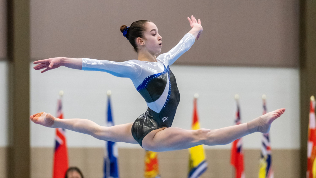 Une gymnaste en plein saut