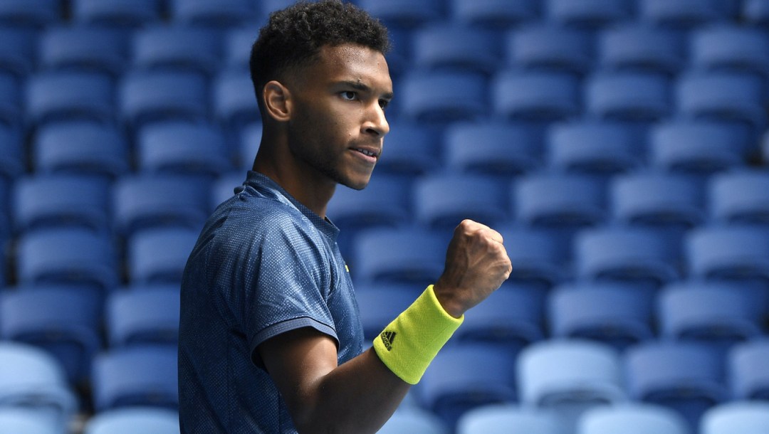 Felix Auger-Aliassime célèbre un point