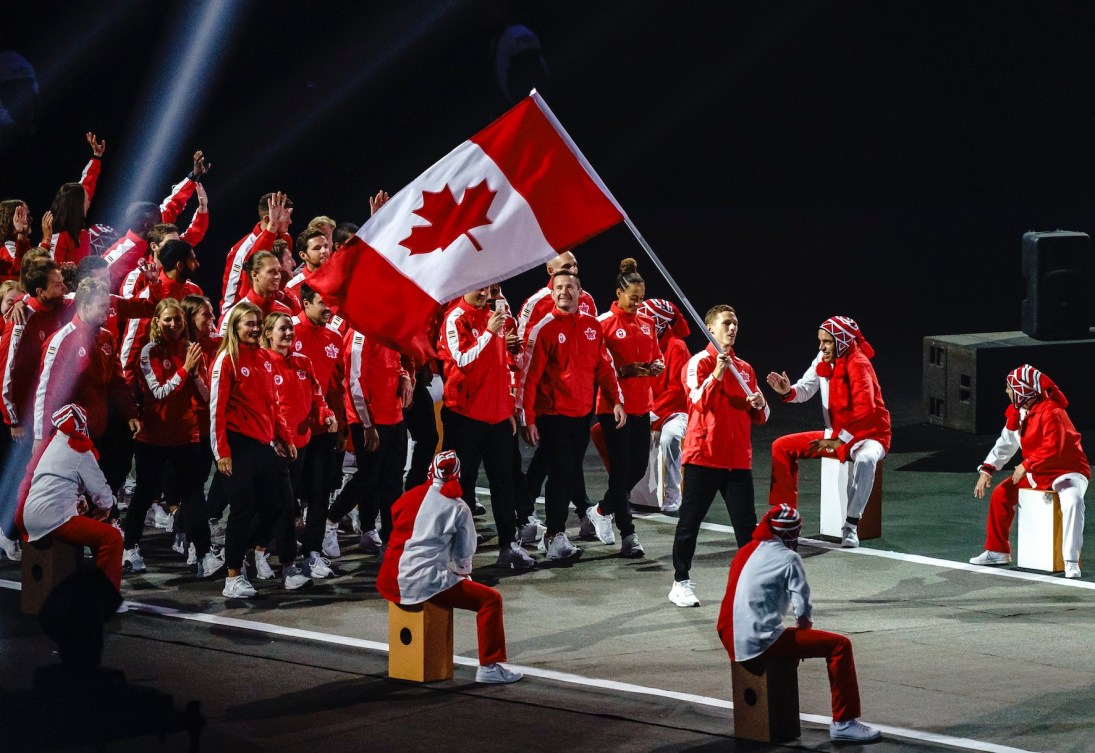 Des athlètes entrent dans le stadium pour la cérémonie d'ouverture