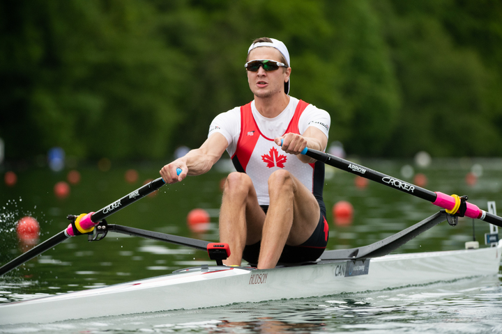 Un athlète d'aviron en action