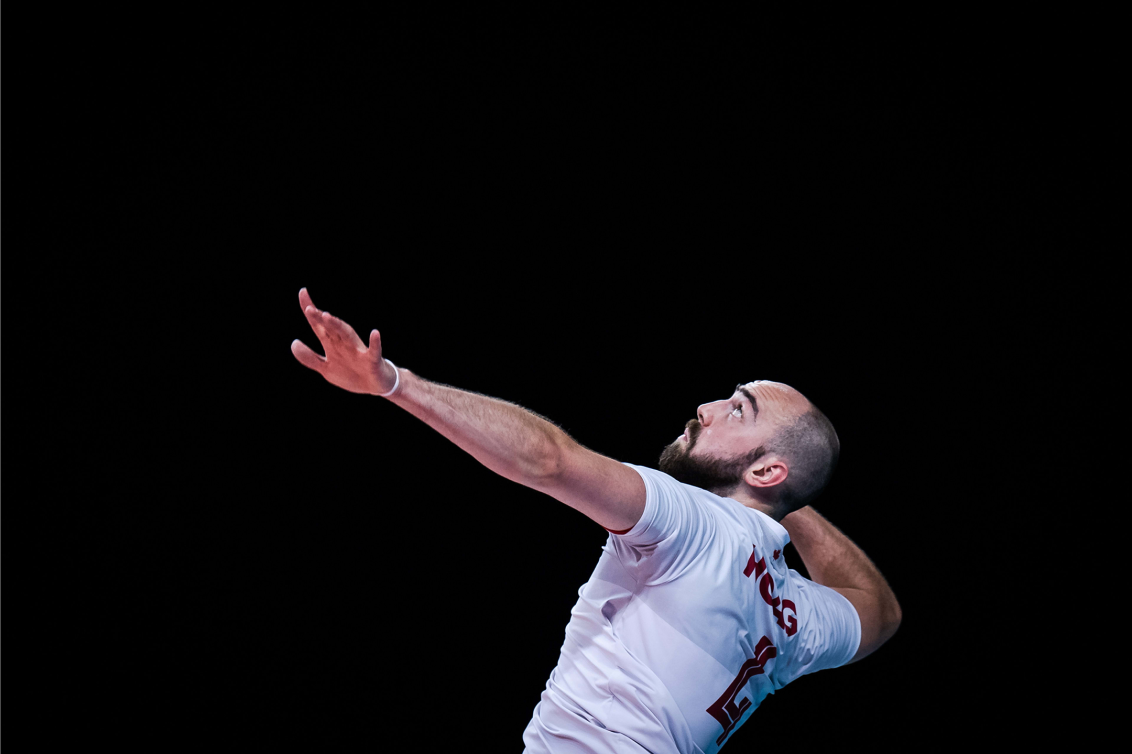 Un joueur de volleyball s'apprête à faire un smash