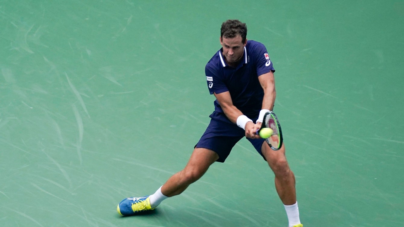 Un joueur de tennis frappe la balle