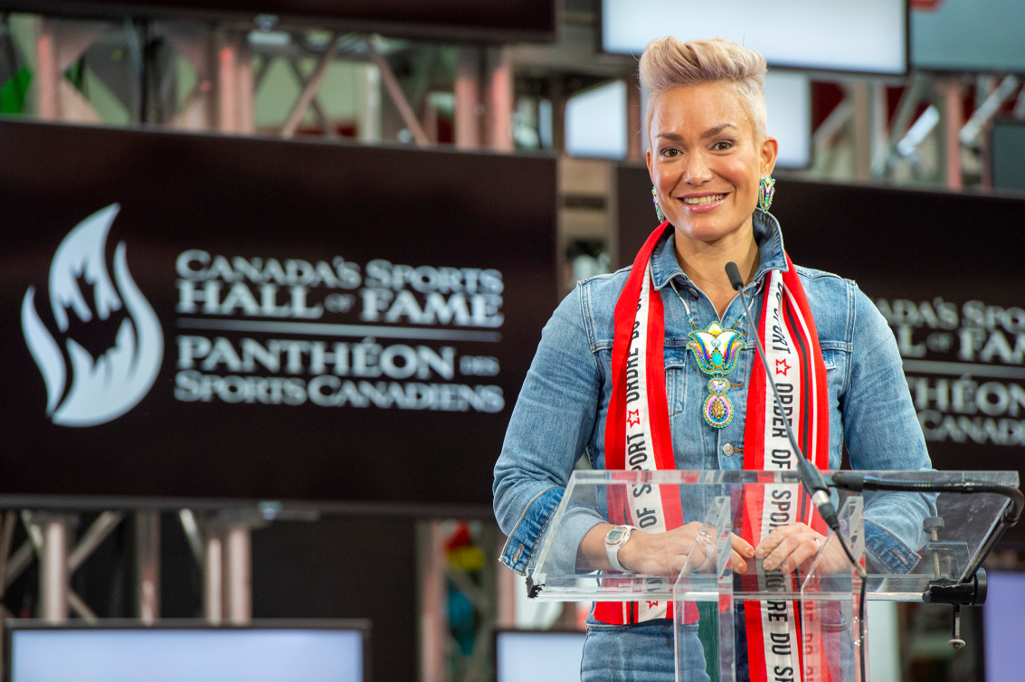 Waneek Horn-Miller lors de son intronisation au Panthéon des sports canadiens.