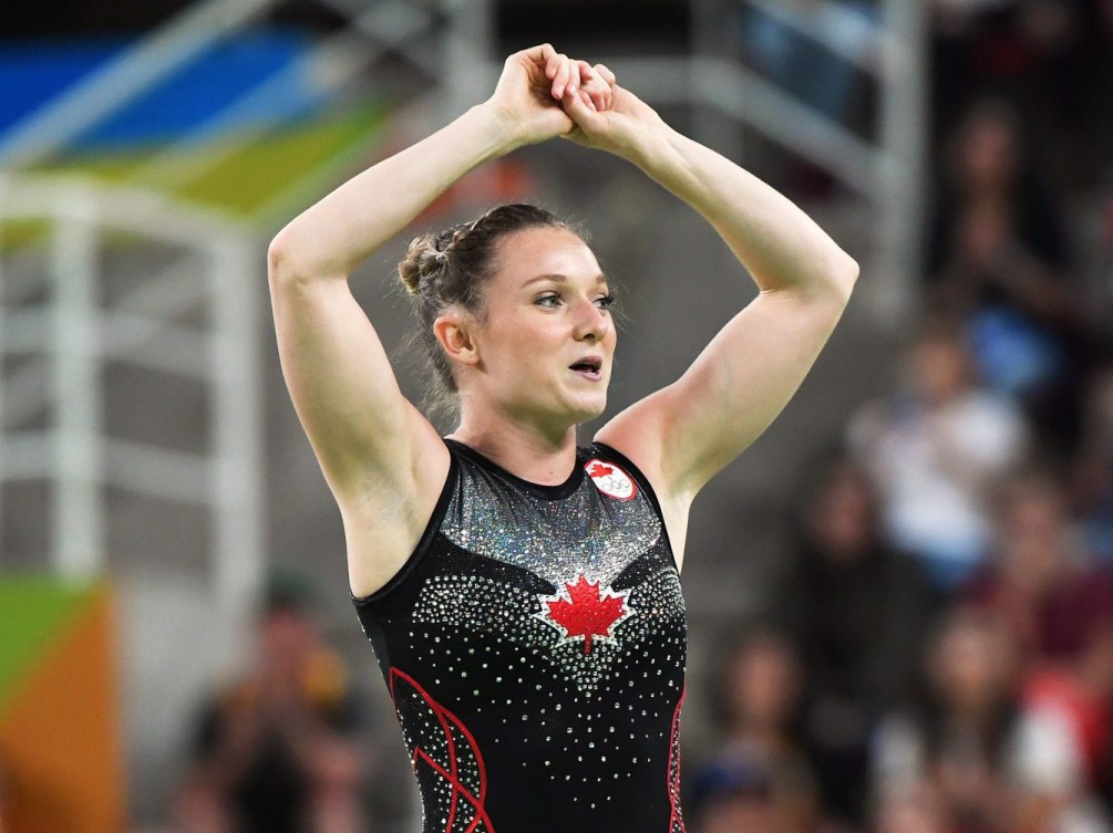 Une gymnaste sourit à la fin de sa routine