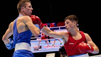 Deux boxeurs s'affrontent