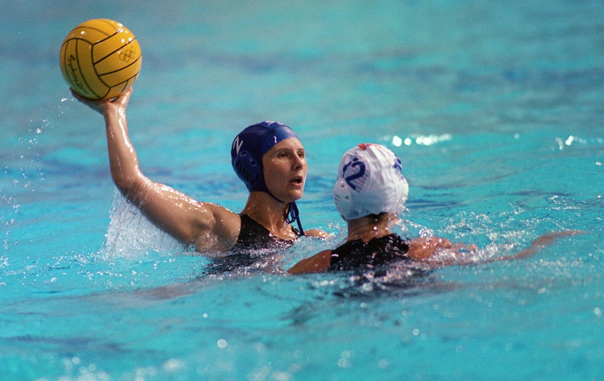 La joueuse de water-polo Marie-Claude Deslieres en action lors d'un match aux Jeux olympiques de Sydney 2000.