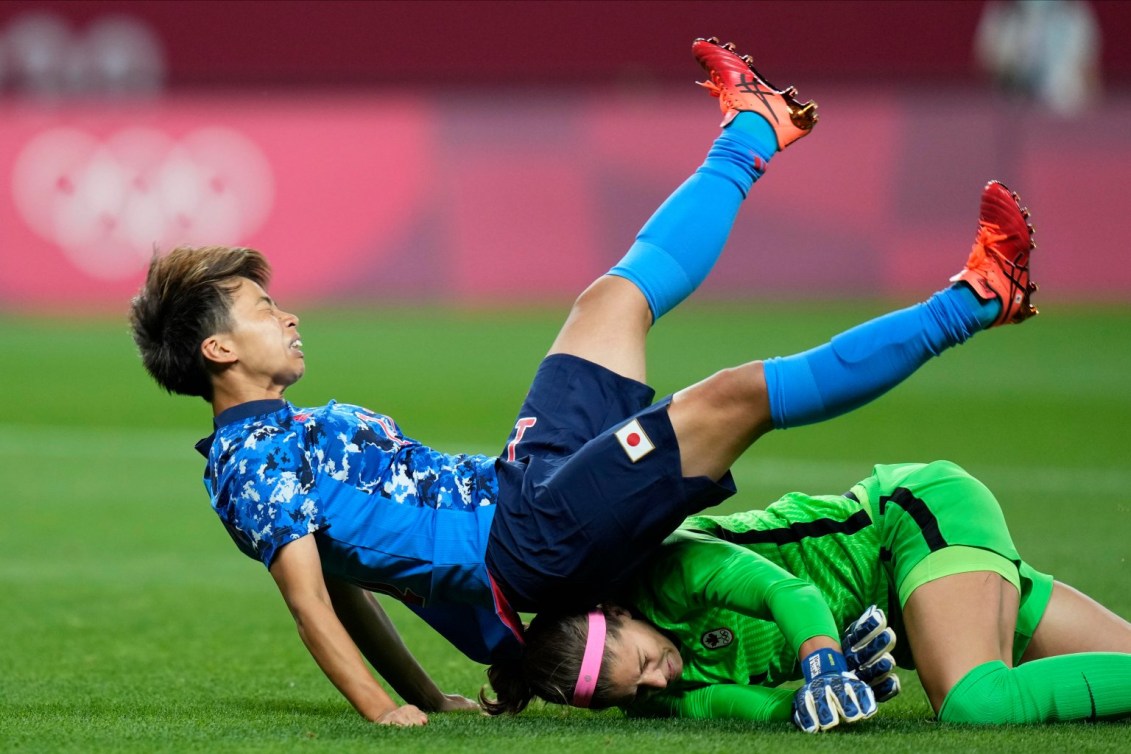 Deux joueuses de soccer entrent en collision