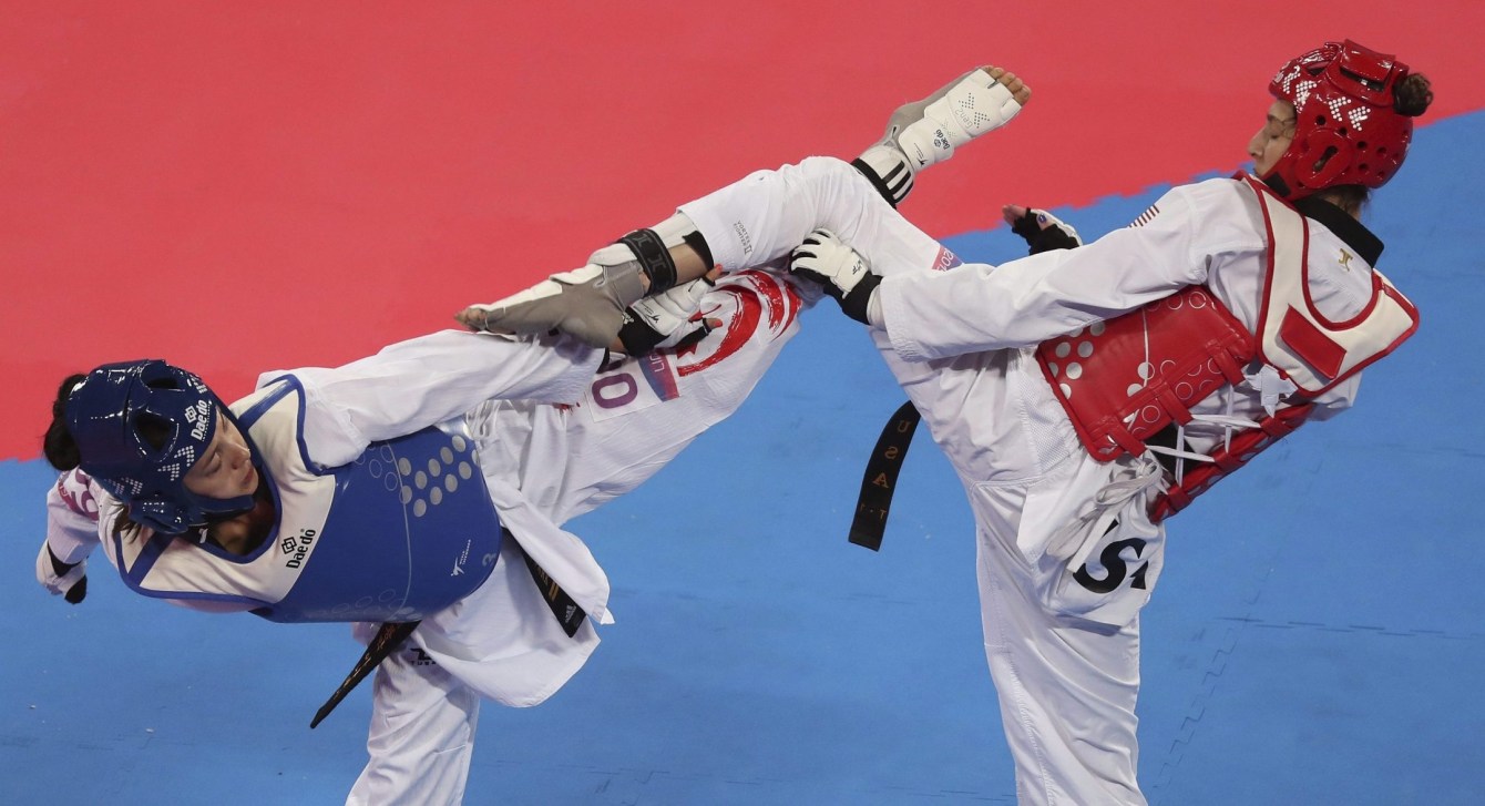 Deux athlètes de taekwondo s'affrontent