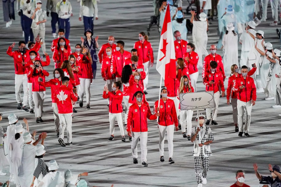 La délégation canadienne défile pendant la Cérémonie d'ouverture à Tokyo.