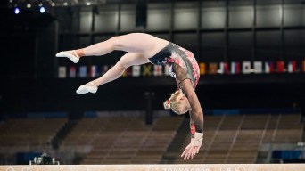 Une gymnaste performe à la poutre.