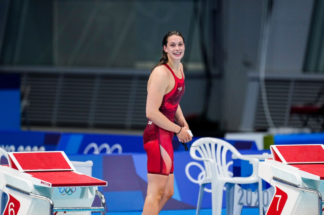 Penny Oleksiak derrière le plot de départ après le 200 m style libre.