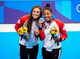 Jennifer Abel et Mélissa Citrini-Beaulieu montrent leur médaille d'argent sur le podium