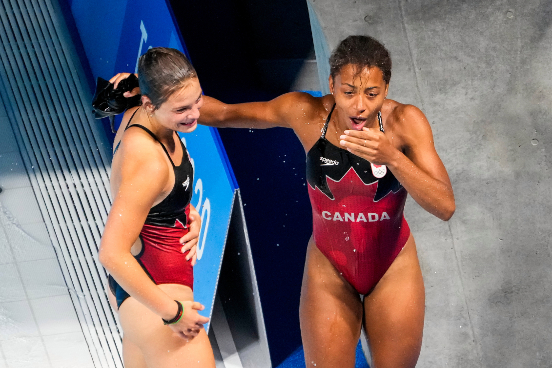 Les plongeuse canadiennes Jennifer Abel, à droite, et Mélissa Citrini-Beaulieu réagissent à leur médaille d'argent après l'épreuve du tremplin de 3 m synchro aux Jeux olympiques de Tokyo 2020