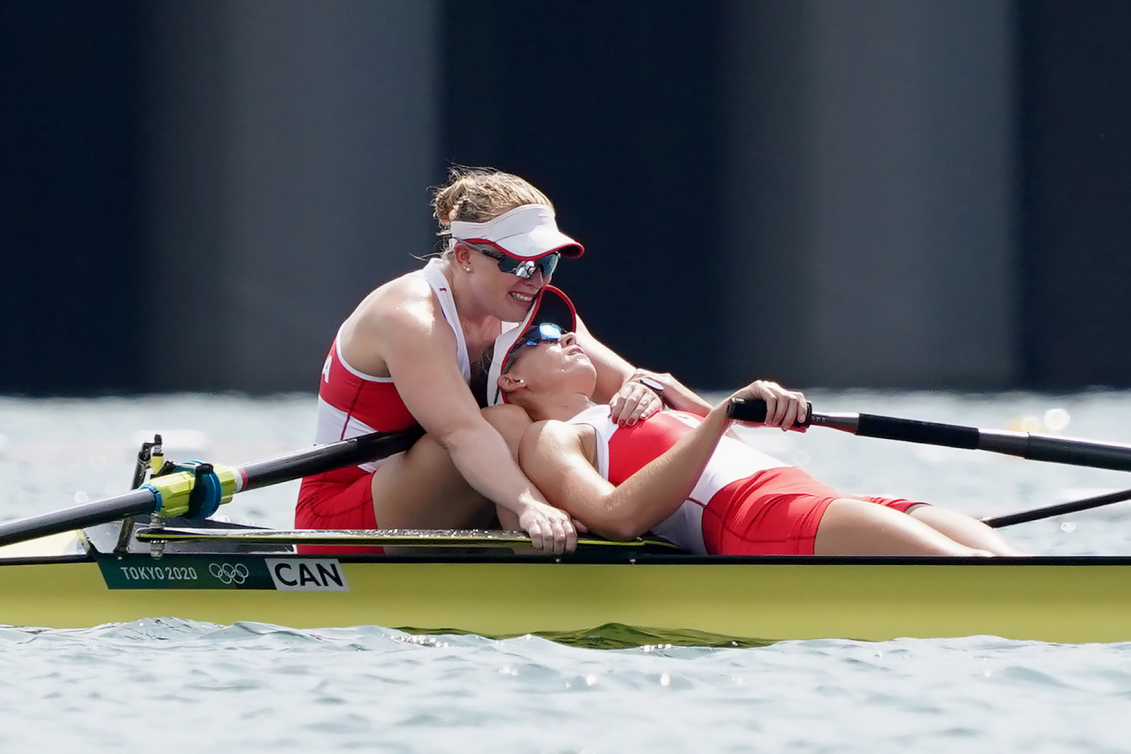 Deux athlètes féminine d'aviron dans une embarcation.