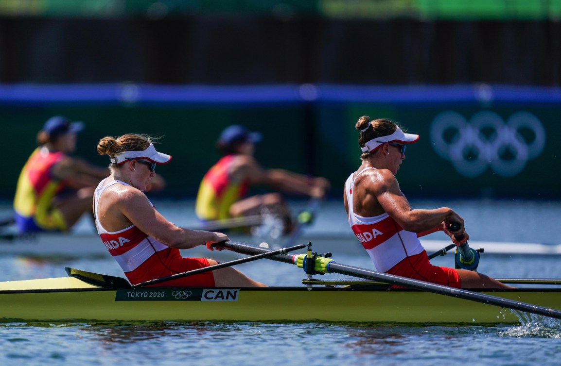 Duo d'aviron féminin dans une course.