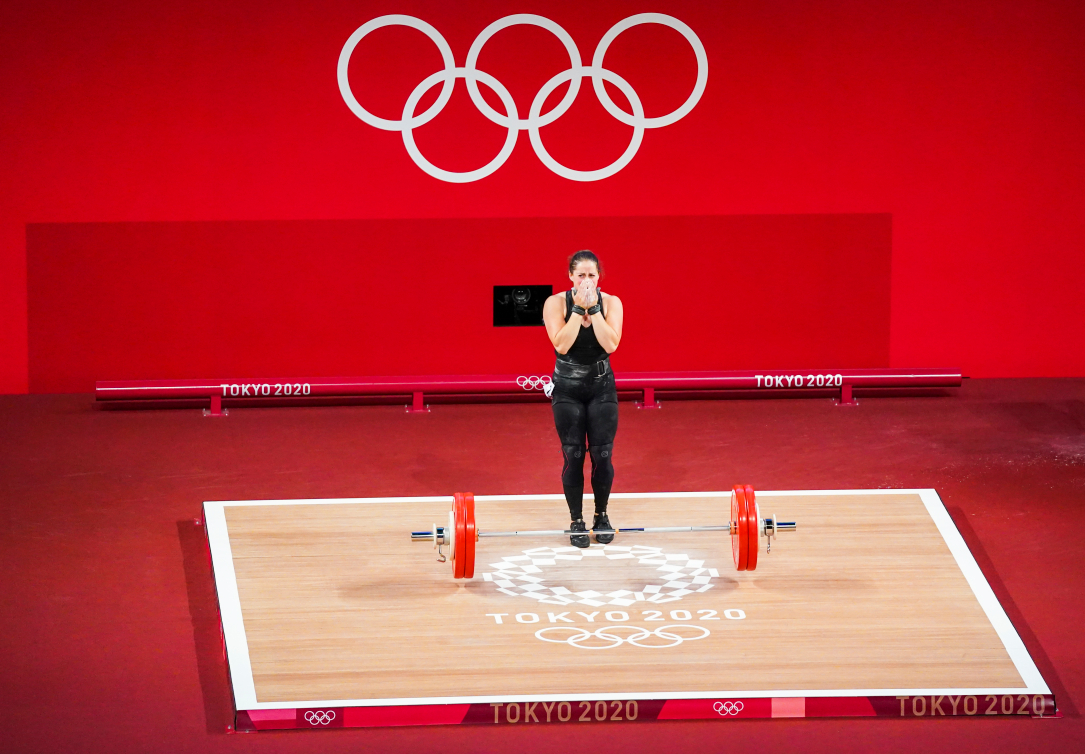 Maude Charron les mains sur le visage réagit à sa médaille d'or.