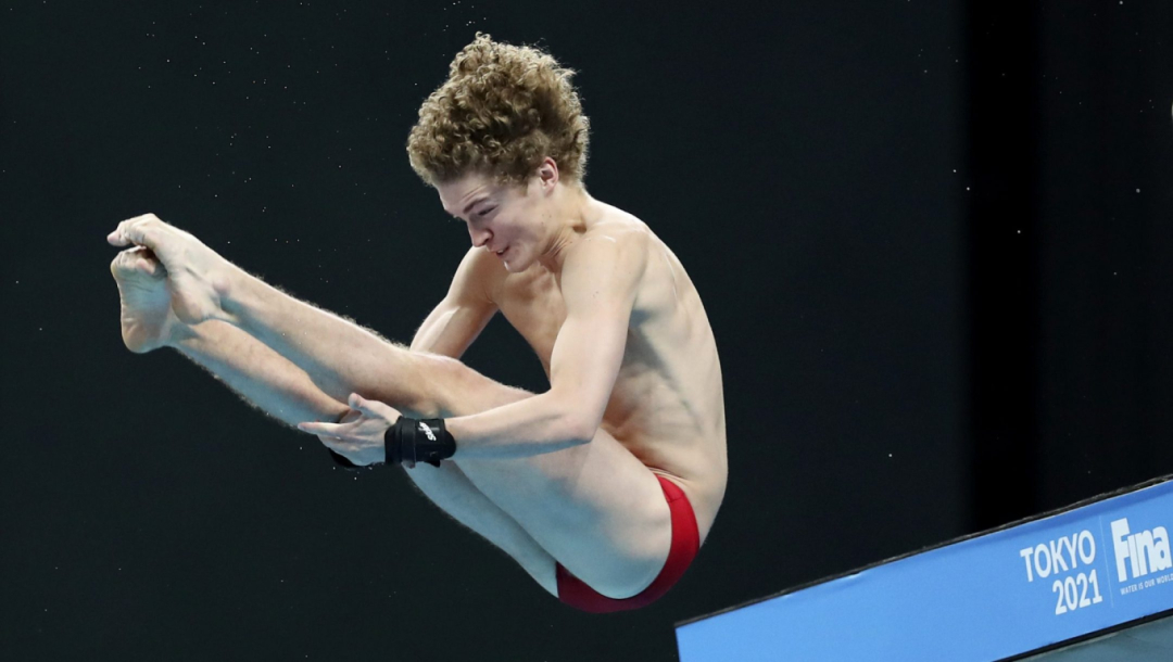 Un plongeur en plein saut