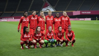 L'équipe canadienne de soccer féminin pose devant la caméra