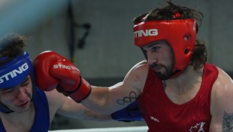 Wyatt Sanford donne un coup de poing en boxe.