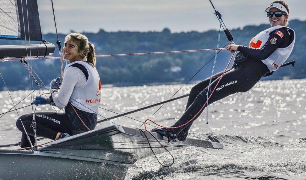 Ali ten Hove et Mariah Millen tout sourire lors d'une sortie sur l'eau en voile. 