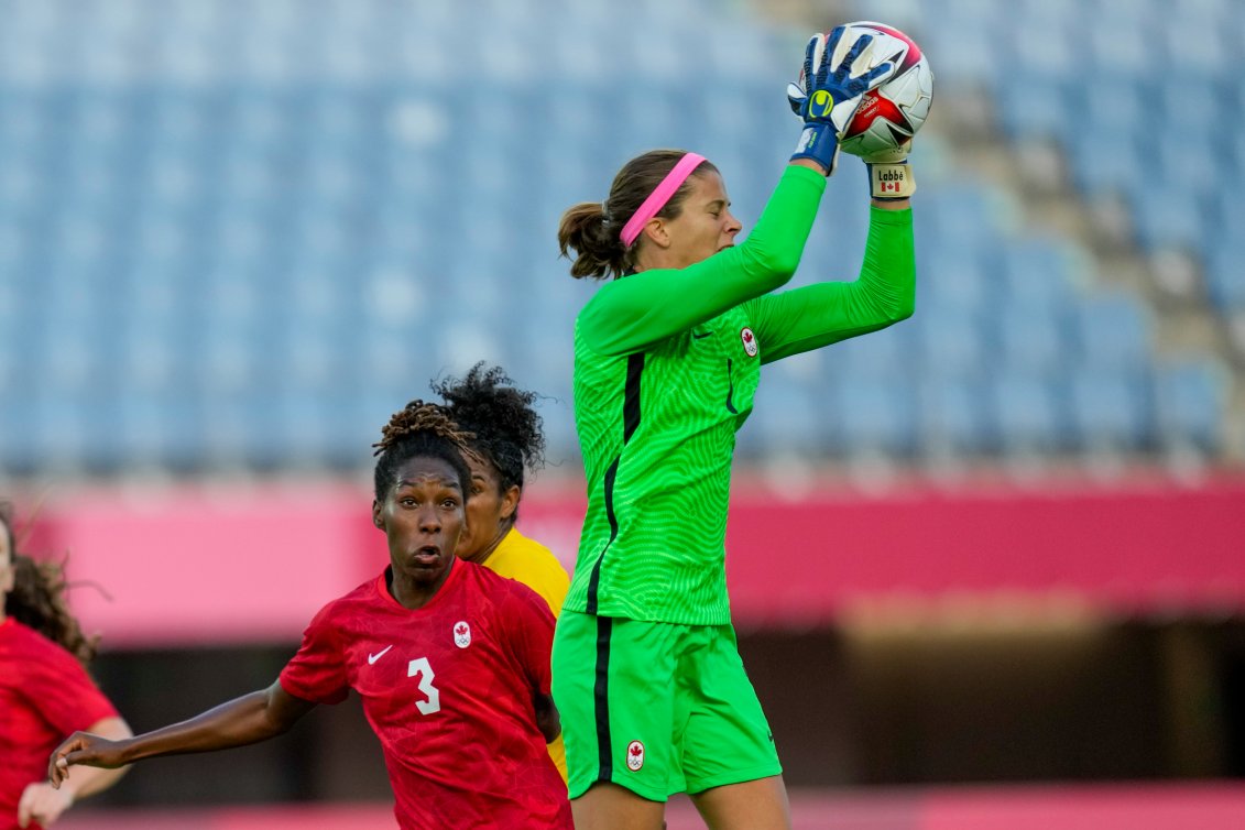 Une dramatique victoire aux tirs propulse le Canada en ...