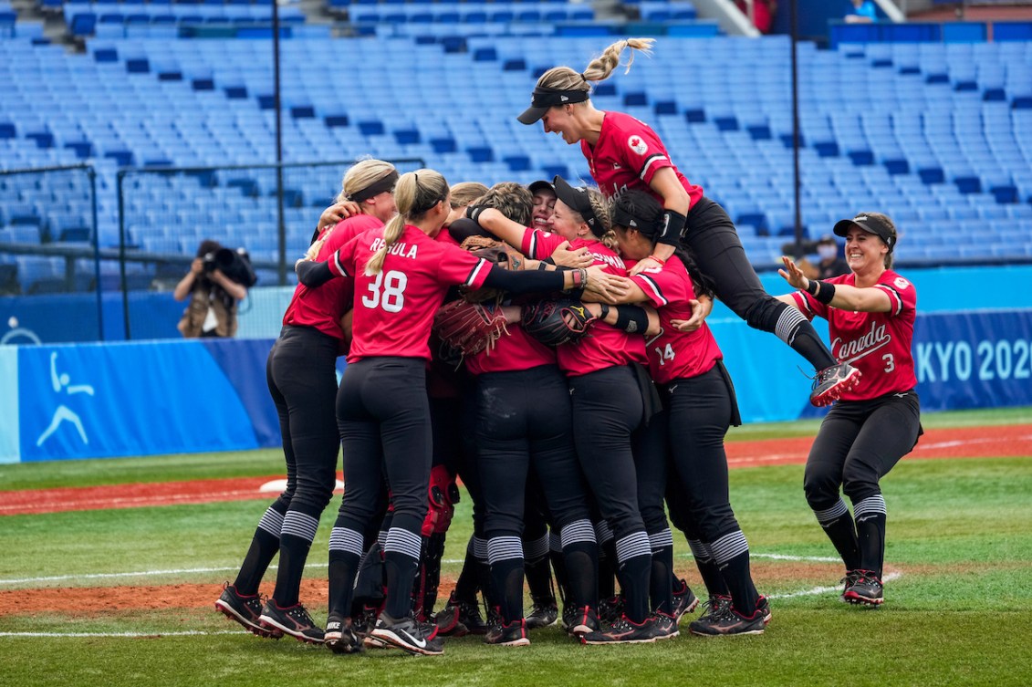 L'équipe canadienne de softball célèbre sur le terrain. 