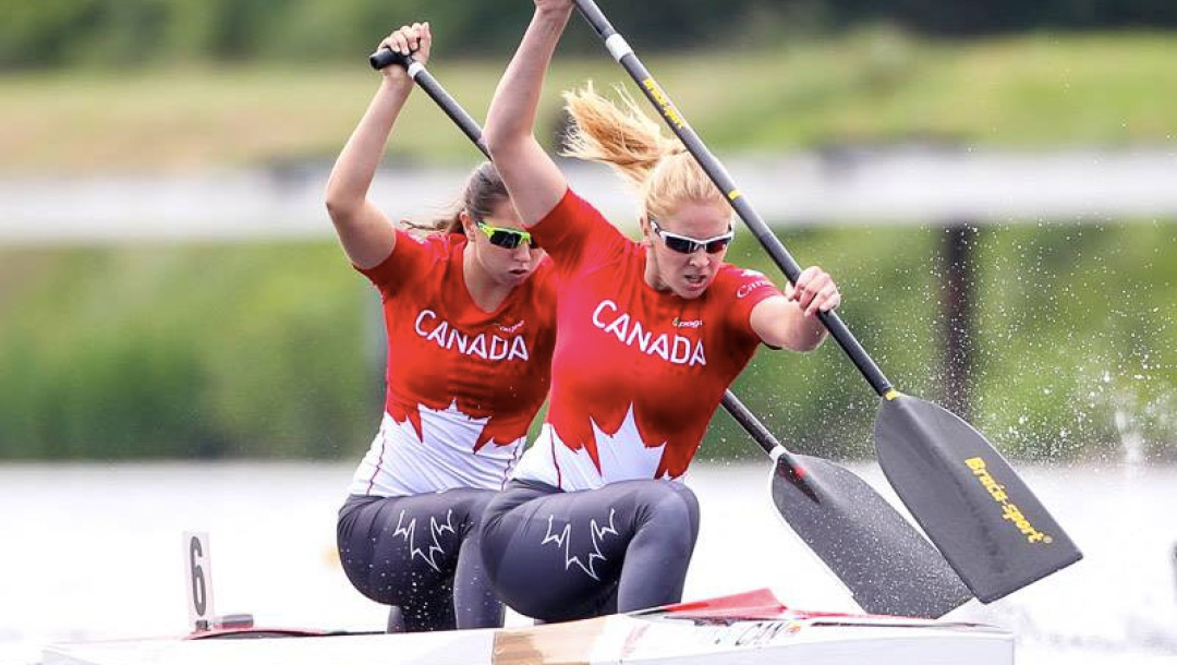 Deux athlètes de canoë en action