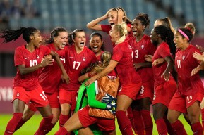 L'équipe Canadienne féminine de Soccer célèbre sa victoire contre le Brésil