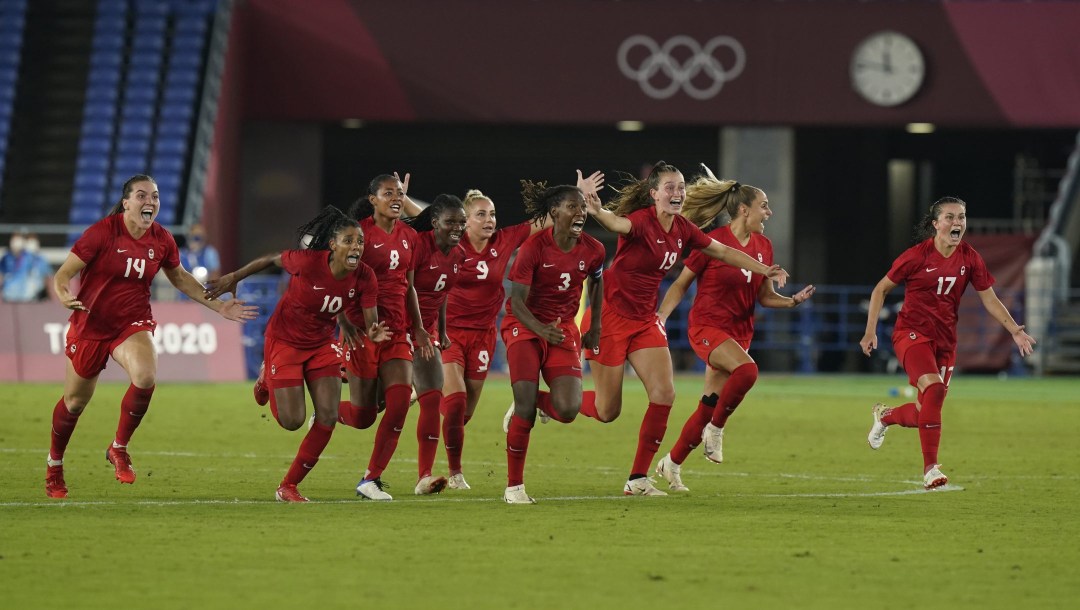 Les joueuses d'Équipe Canada célèbrent leur victoire sur le terrain.