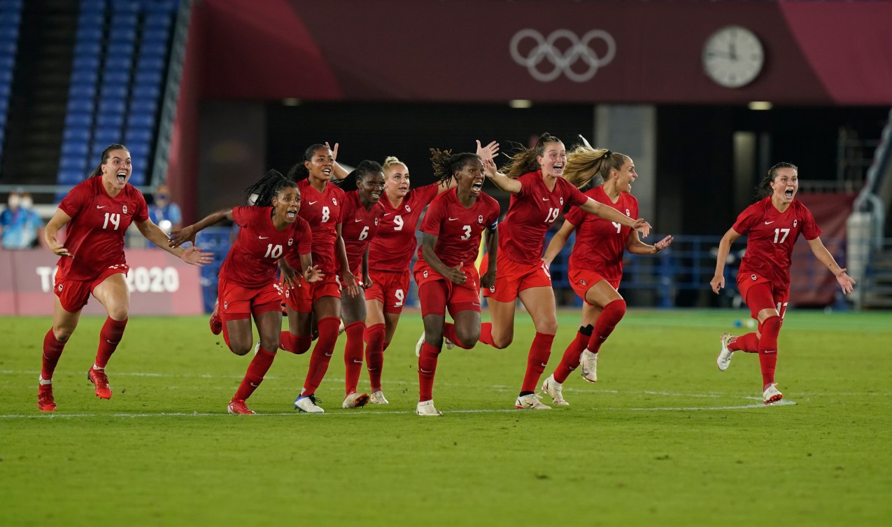 Les joueuses d'Équipe Canada célèbrent leur victoire sur le terrain.