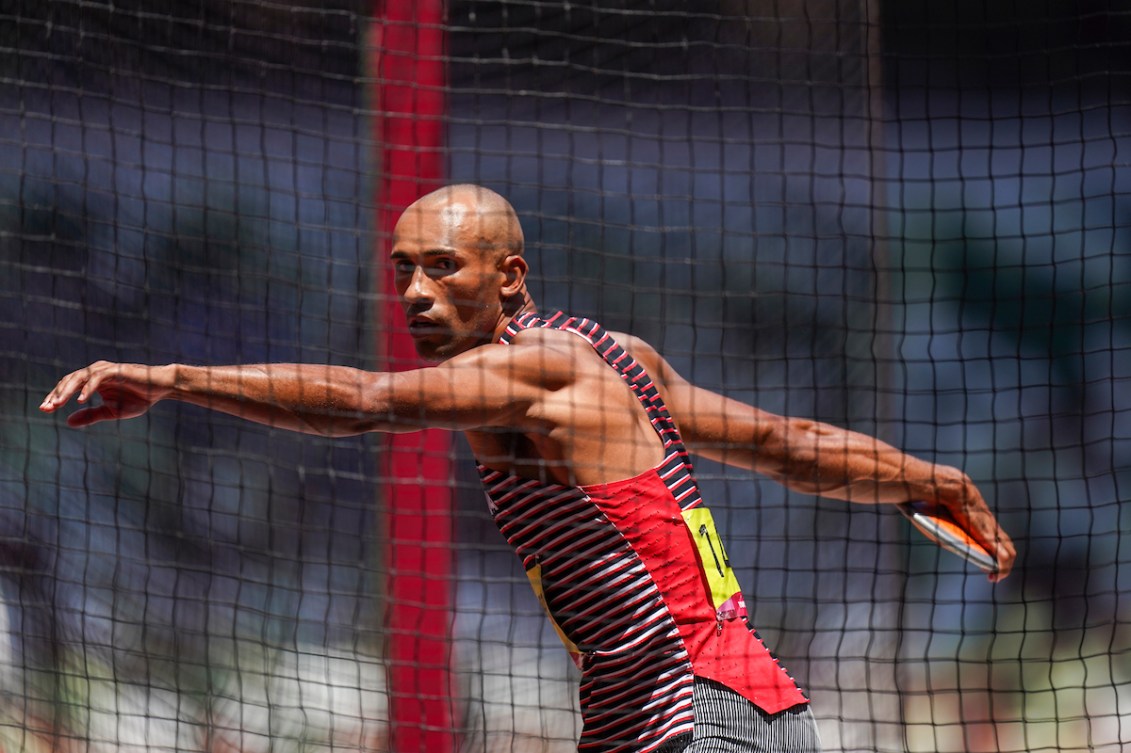 Damian Warner avec un disque dans la main.