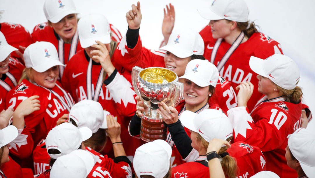 L'équipe féminine de hockey sur glace en pleine célébration