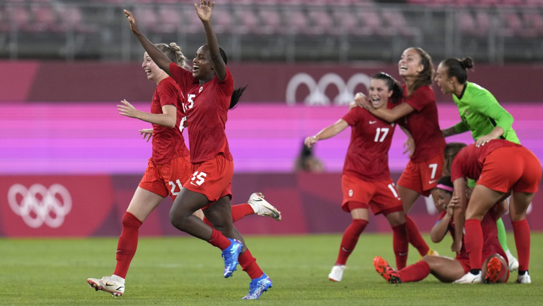 Équipe Canada jouera pour l’or au soccer après une victoire surprise