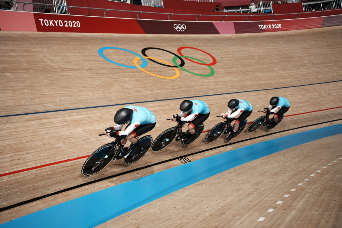 Quatre cyclistes en action sur la piste de Tokyo 2020