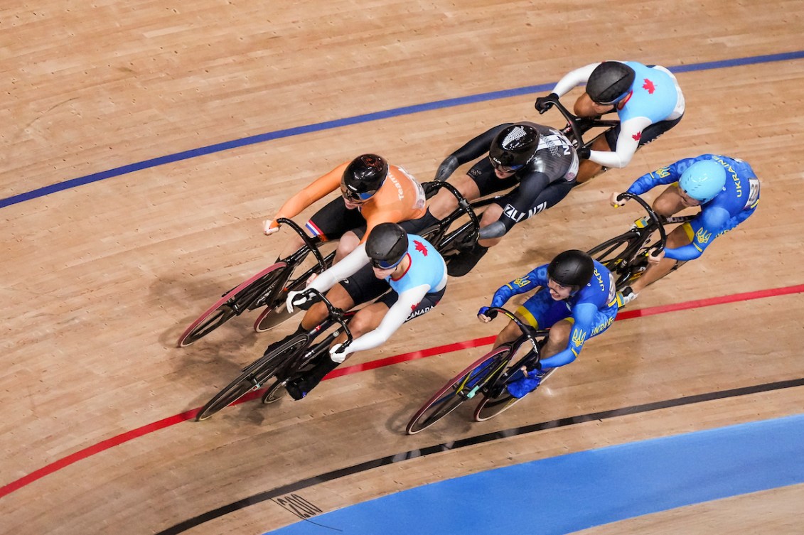 Kelsey Mitchell participe au Keirin. 