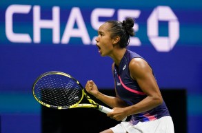 Leylah Fernandez célébrant sa victoire