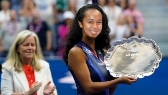Une joueuse de tennis pose avec un trophée