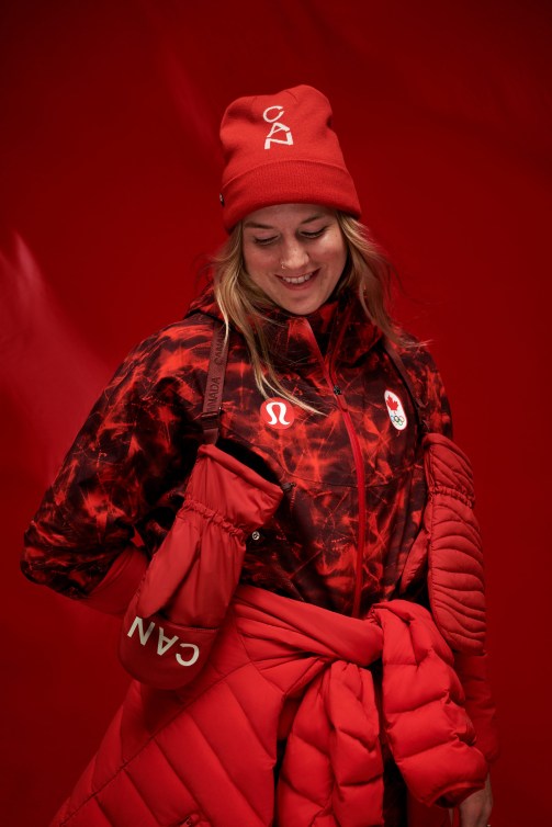 L'athlète de ski acrobatique Cassie Sharpe portant l'uniforme de Podium + Médias de Beijing 2022 par lululemon.