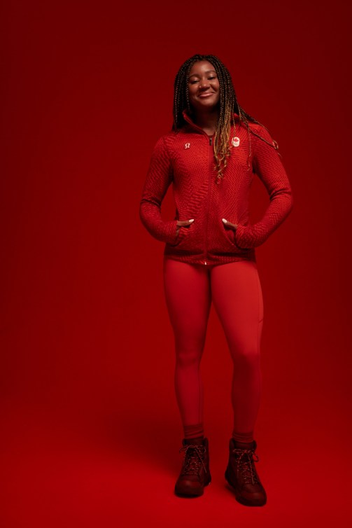 L'athlète de bobsleigh Dawn Richardson Wilson portant l'uniforme de Podium + Médias de Beijing 2022 par lululemon.