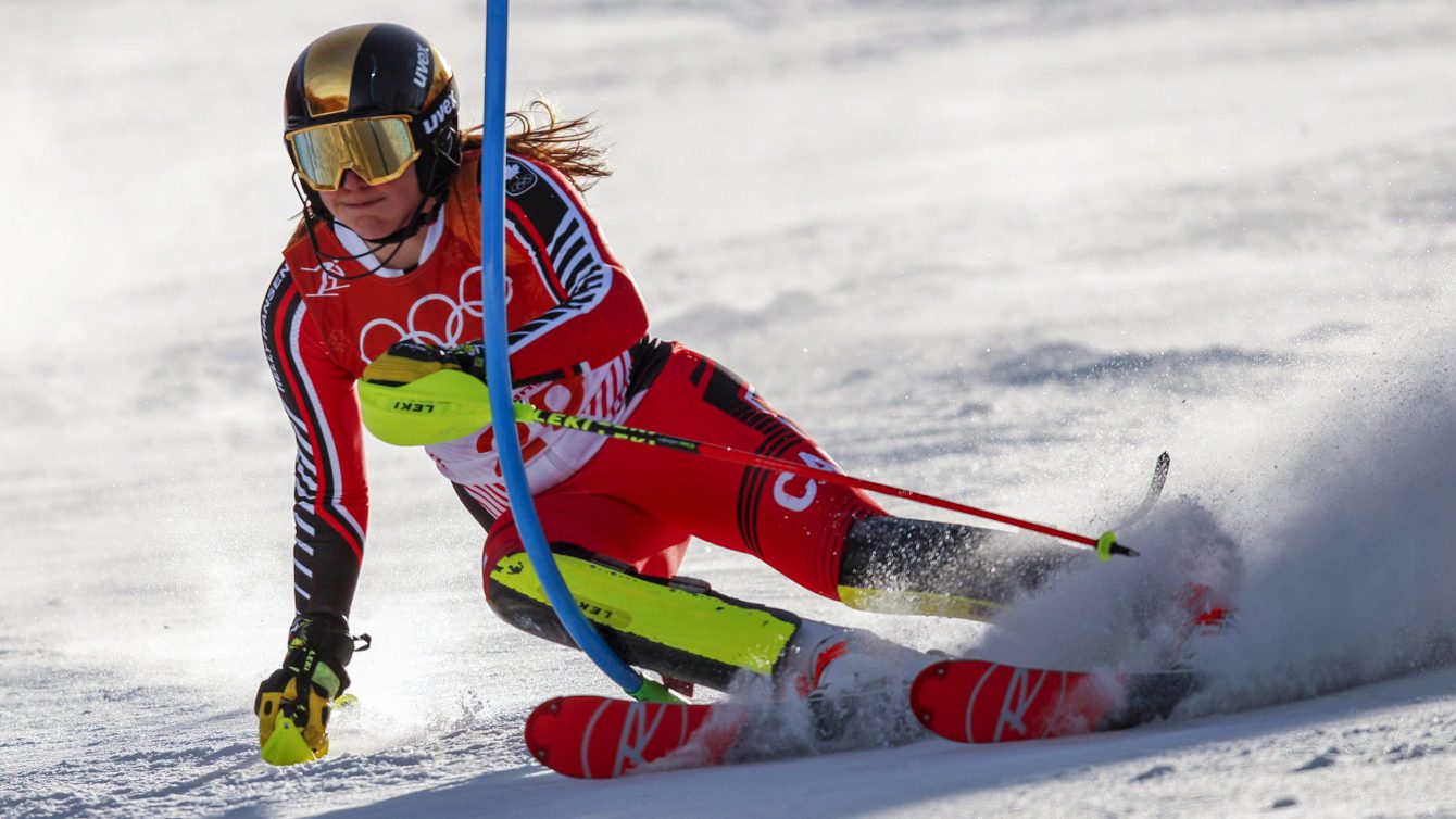 Une skieuse en descente