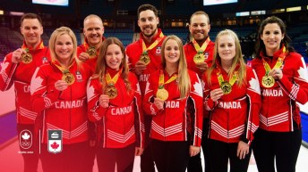 L'équipe canadienne de curling présente leur médaille d'or des Essais canadiens