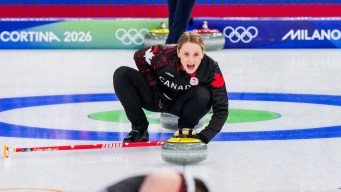 Jocelyn Peterman donne des instructions à son coéquipier.
