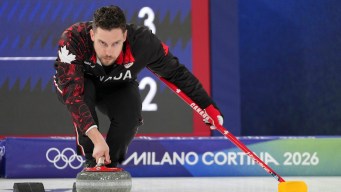 Brett Gallant lance une pierre.