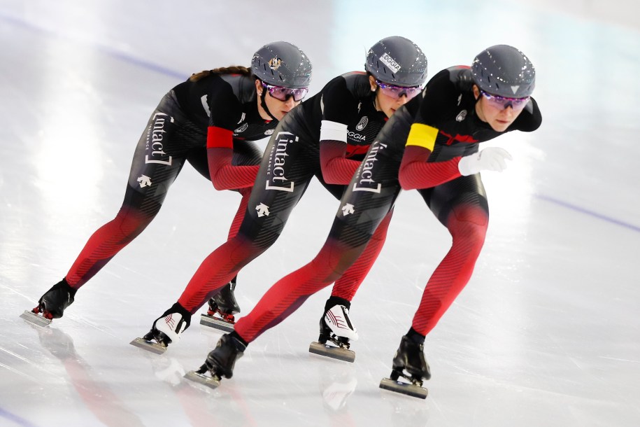 L'équipe de poursuite féminine du Canada en patinage de vitesse longue piste à l'œuvre pendant une compétition.